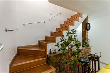 Casa à venda com 140m², 3 quartos e 2 vagas Casa à venda com 140m², 3 quartos e 2 vagasSala - Escada