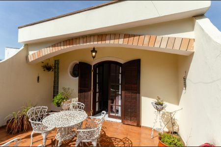 Casa à venda com 140m², 3 quartos e 2 vagas Casa à venda com 140m², 3 quartos e 2 vagasSuíte - Varanda