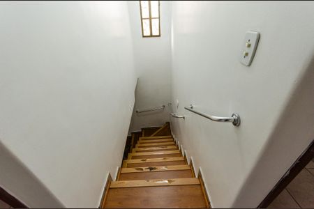 Casa à venda com 140m², 3 quartos e 2 vagas Casa à venda com 140m², 3 quartos e 2 vagasEscada