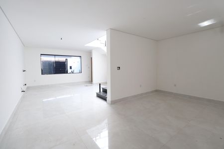 Casa à venda com 205m², 3 quartos e 4 vagasCopa