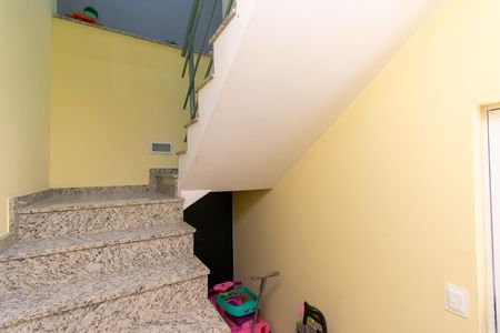 Casa de condomínio para alugar com 70m², 2 quartos e 1 vaga Casa de condomínio para alugar com 70m², 2 quartos e 1 vagaEntrada - Escada