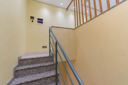 Casa de condomínio para alugar com 70m², 2 quartos e 1 vaga Casa de condomínio para alugar com 70m², 2 quartos e 1 vagaEntrada - Escada
