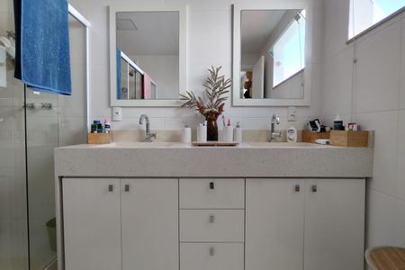 Casa de condomínio à venda com 315m², 4 quartos e 1 vagaBanheiro da Suíte 3