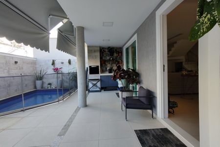 Casa de condomínio à venda com 315m², 4 quartos e 1 vagaPiscina