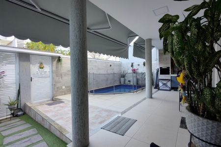 Casa de condomínio à venda com 315m², 4 quartos e 1 vagaQuintal