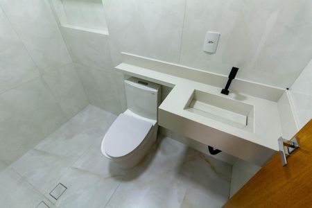 Casa à venda com 210m², 3 quartos e 5 vagasBanheiro da Suíte 2