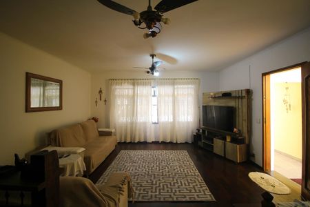 Casa para alugar com 250m², 3 quartos e 2 vagas Casa para alugar com 250m², 3 quartos e 2 vagasSala