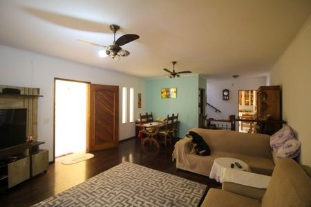 Casa para alugar com 250m², 3 quartos e 2 vagas Casa para alugar com 250m², 3 quartos e 2 vagasSala