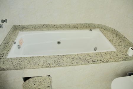 Casa à venda com 280m², 3 quartos e 6 vagasBanheiro Suíte 2