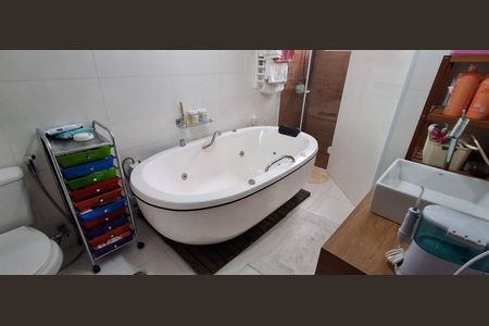 Casa à venda com 255m², 4 quartos e 4 vagas Casa à venda com 255m², 4 quartos e 4 vagasBanheiro da Suíte