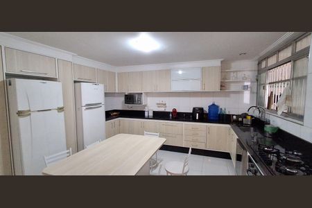 Casa à venda com 255m², 4 quartos e 4 vagas Casa à venda com 255m², 4 quartos e 4 vagasCozinha