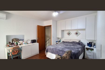 Casa à venda com 255m², 4 quartos e 4 vagas Casa à venda com 255m², 4 quartos e 4 vagasSuíte