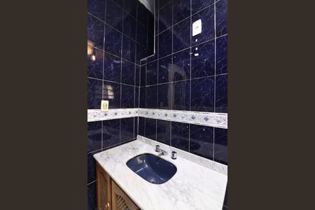 Casa à venda com 214m², 2 quartos e 2 vagasBanheiro Social