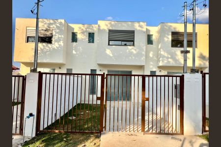 Casa à venda com 90m², 3 quartos e 2 vagas Casa à venda com 90m², 3 quartos e 2 vagasFachada
