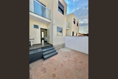 Casa à venda com 90m², 3 quartos e 2 vagas Casa à venda com 90m², 3 quartos e 2 vagasÁrea de Serviço