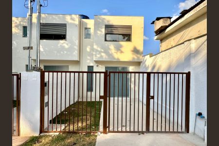 Casa à venda com 90m², 3 quartos e 2 vagas Casa à venda com 90m², 3 quartos e 2 vagasFachada