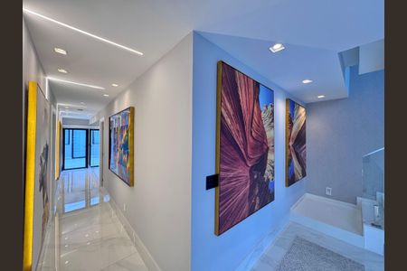 Casa à venda com 850m², 5 quartos e 6 vagasCorredor