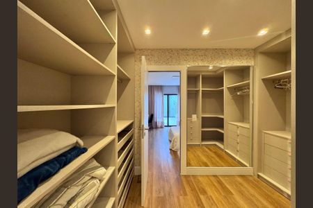 Casa à venda com 850m², 5 quartos e 6 vagasSuíte 3 - Closet