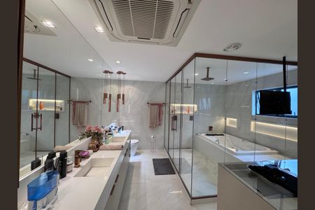 Casa à venda com 850m², 5 quartos e 6 vagasSuíte 1 - Banheiro