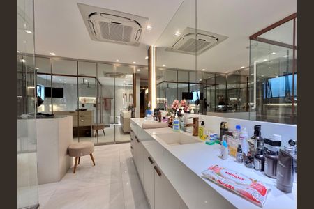 Casa à venda com 850m², 5 quartos e 6 vagasSuíte 1 - Banheiro