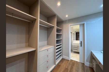 Casa à venda com 850m², 5 quartos e 6 vagasSuíte 2 - Closet