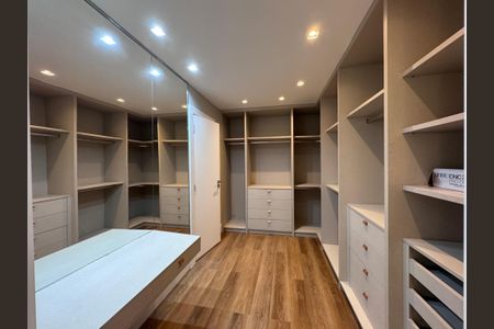 Casa à venda com 850m², 5 quartos e 6 vagasSuíte 2 - Closet