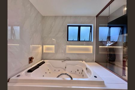 Casa à venda com 850m², 5 quartos e 6 vagasSuíte 1 - Banheiro