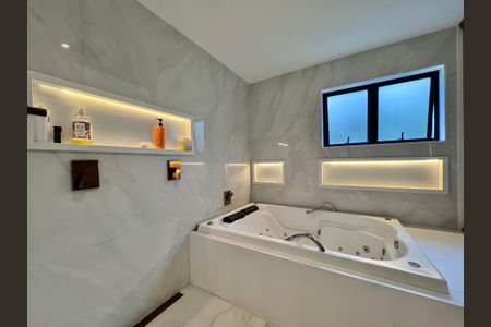 Casa à venda com 850m², 5 quartos e 6 vagasSuíte 1 - Banheiro