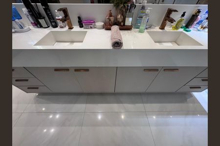 Casa à venda com 850m², 5 quartos e 6 vagasSuíte 1 - Banheiro