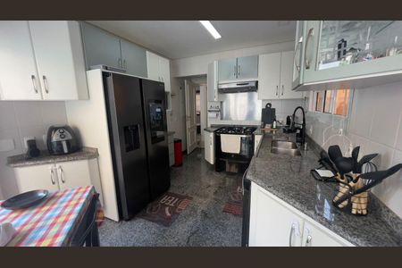 Casa de condomínio à venda com 220m², 3 quartos e 4 vagas