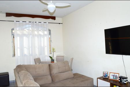 Casa à venda com 230m², 3 quartos e 2 vagasSala