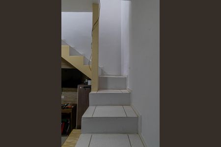 Casa à venda com 162m², 2 quartos e 3 vagas Casa à venda com 162m², 2 quartos e 3 vagasCasa 2 - Escada