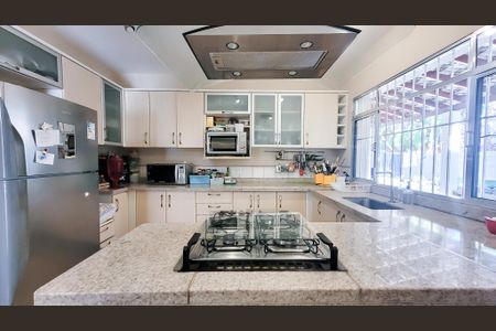 Casa para alugar com 440m², 5 quartos e 6 vagas Casa para alugar com 440m², 5 quartos e 6 vagasCozinha