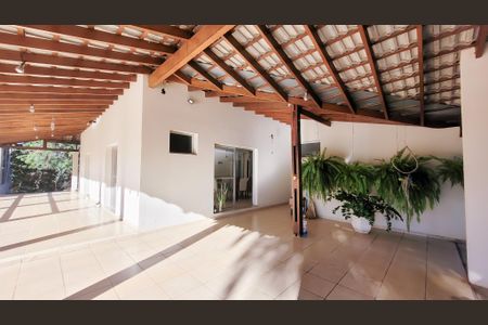 Casa para alugar com 440m², 5 quartos e 6 vagas Casa para alugar com 440m², 5 quartos e 6 vagasGaragem