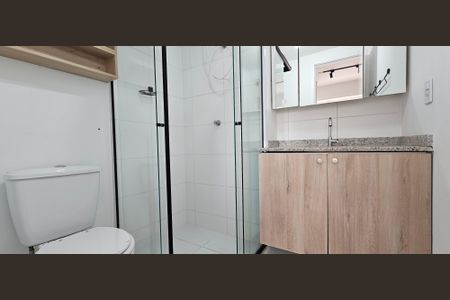 Banheiro de kitnet/studio para alugar com 1 quarto, 27m² em Liberdade, São Paulo