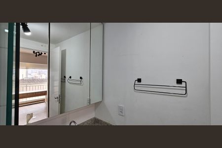 Banheiro de kitnet/studio para alugar com 1 quarto, 27m² em Liberdade, São Paulo