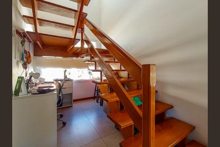 Casa de condomínio para alugar com 175m², 3 quartos e 3 vagas Casa de condomínio para alugar com 175m², 3 quartos e 3 vagasEscadas e home office