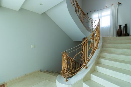 Casa de condomínio para alugar com 850m², 5 quartos e 5 vagas Casa de condomínio para alugar com 850m², 5 quartos e 5 vagasEscadas