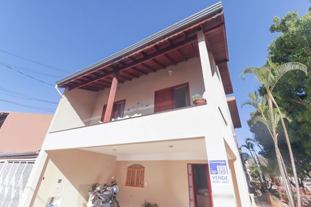 Casa de condomínio à venda com 130m², 3 quartos e 3 vagas Casa de condomínio à venda com 130m², 3 quartos e 3 vagasFachada