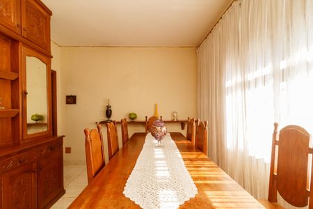 Casa à venda com 350m², 4 quartos e 2 vagasSala