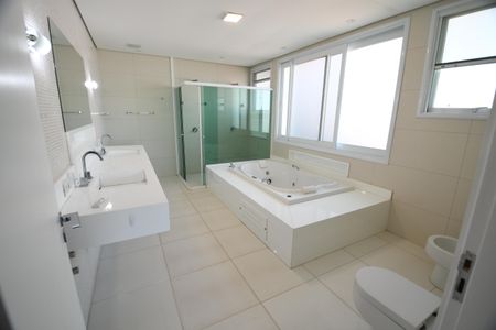 Casa de condomínio para alugar com 700m², 4 quartos e 6 vagasBanheiro da Suíte 4