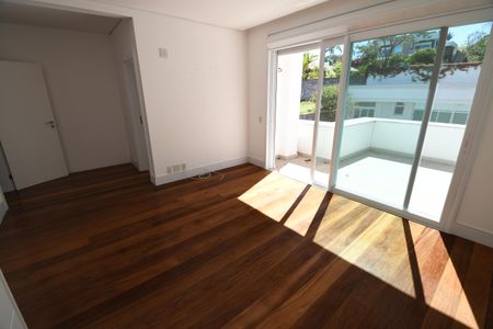 Casa de condomínio para alugar com 700m², 4 quartos e 6 vagasSuíte 4