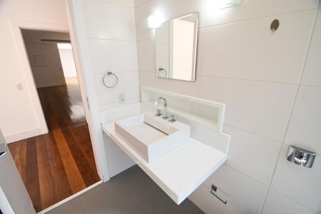 Casa de condomínio para alugar com 700m², 4 quartos e 6 vagasBanheiro da Suíte 1