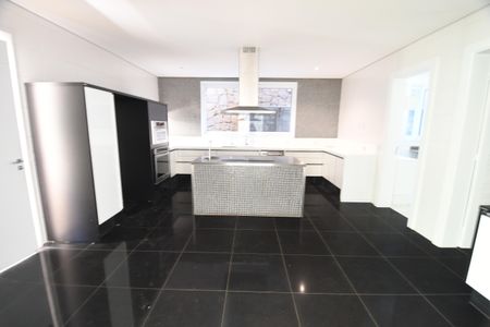 Casa de condomínio para alugar com 700m², 4 quartos e 6 vagasCozinha