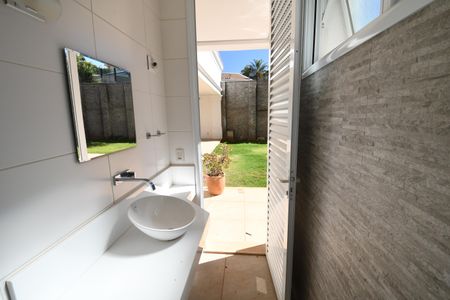 Casa de condomínio para alugar com 700m², 4 quartos e 6 vagasBanheiro de Serviço