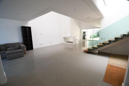 Casa de condomínio para alugar com 700m², 4 quartos e 6 vagasSala 1