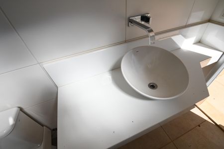 Casa de condomínio para alugar com 700m², 4 quartos e 6 vagasBanheiro de Serviço