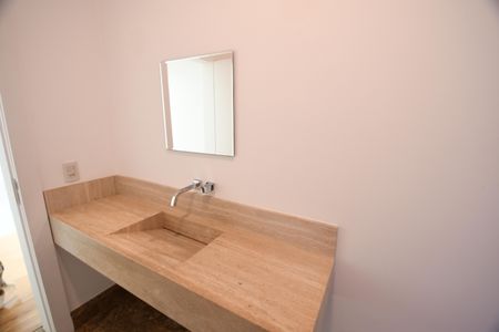 Casa de condomínio para alugar com 700m², 4 quartos e 6 vagasLavabo