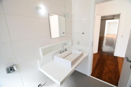 Casa de condomínio para alugar com 700m², 4 quartos e 6 vagasBanheiro da Suíte 2