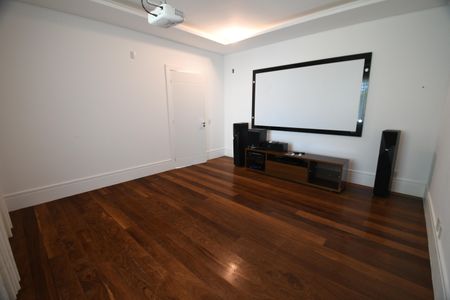 Sala de TV de casa de condomínio para alugar com 4 quartos, 700m² em Conjunto Habitacional Vila Santana (sousas), Campinas